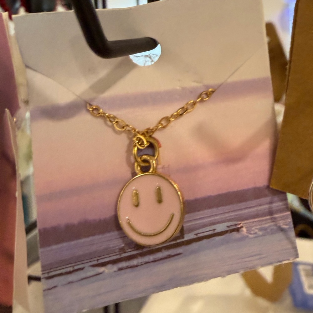 👑HAPPY GIRL Pendant Necklace 💕